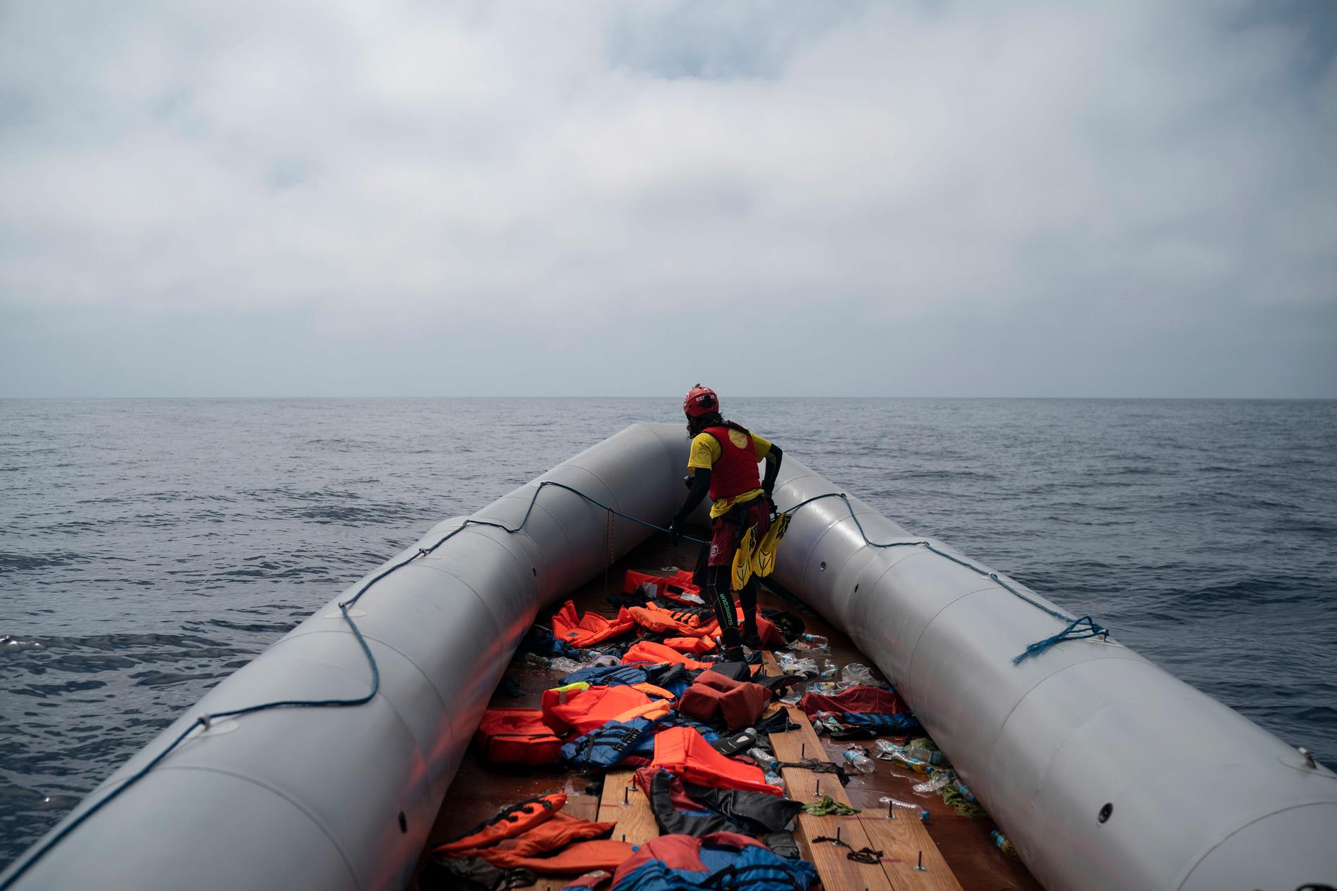 En uppblåsbar båt som använts av migranter på väg mot Europa på Medelhavet förra året.