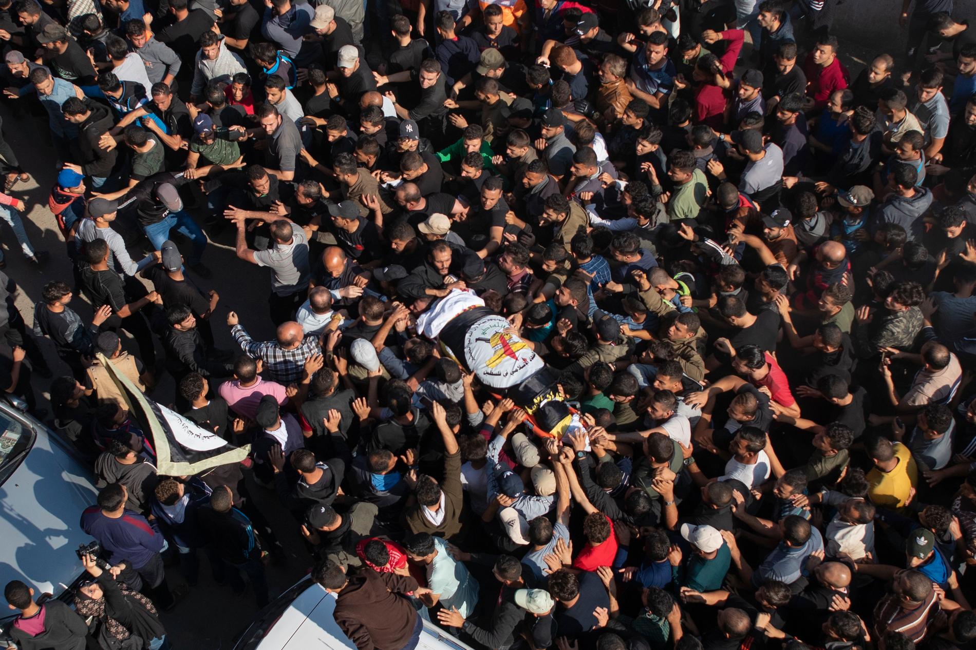 Palestinier gick ut på gatorna och bar fram den dödade islamistledarens kropp efter lufträden mot dennes hem.