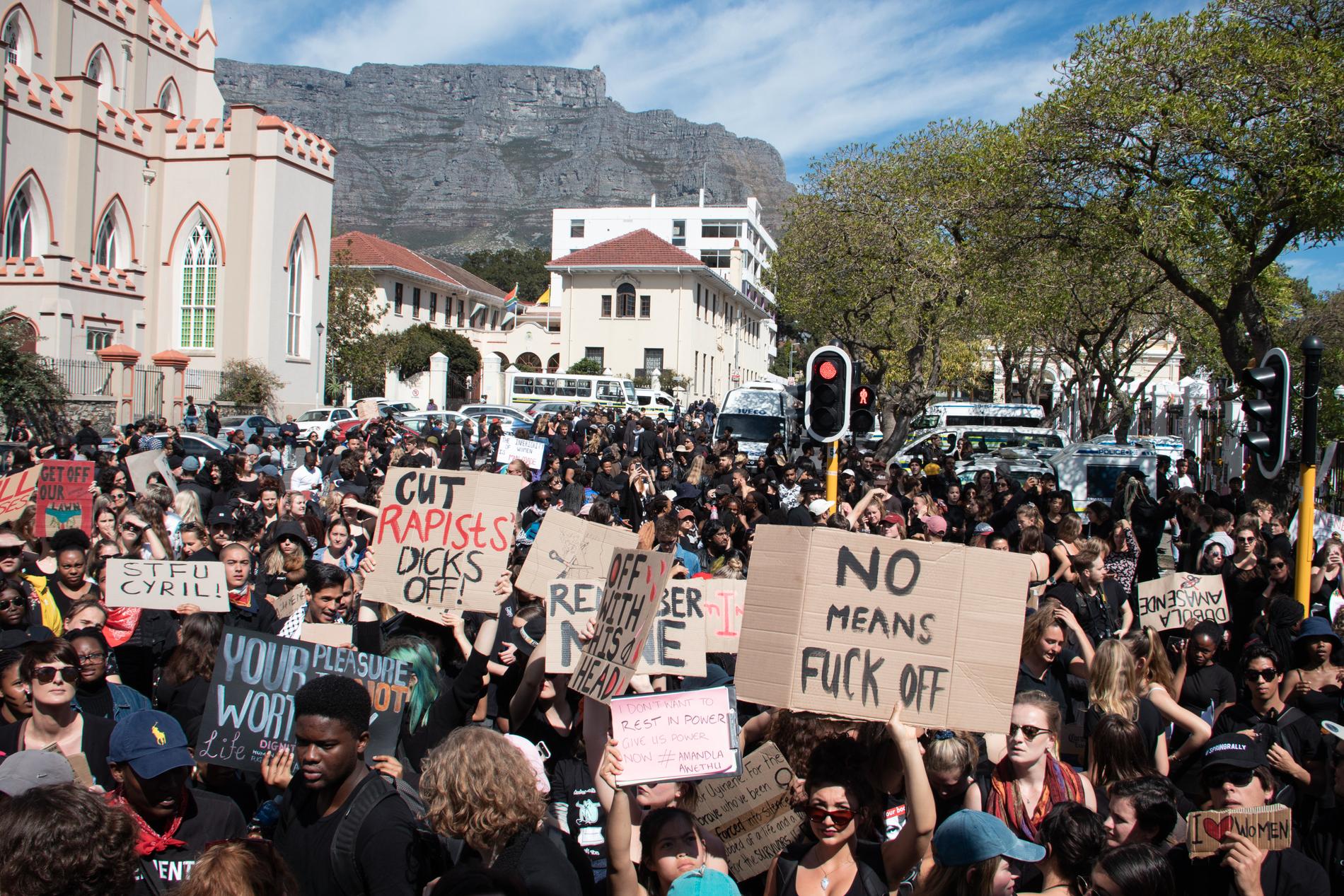 Sydafrikaner demonstrerar med Taffelberget som kuliss.