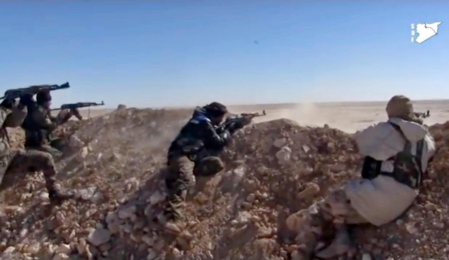Soldater från rebellgruppen SDF skjuter mot Islamiska staten utanför al-Raqqa.