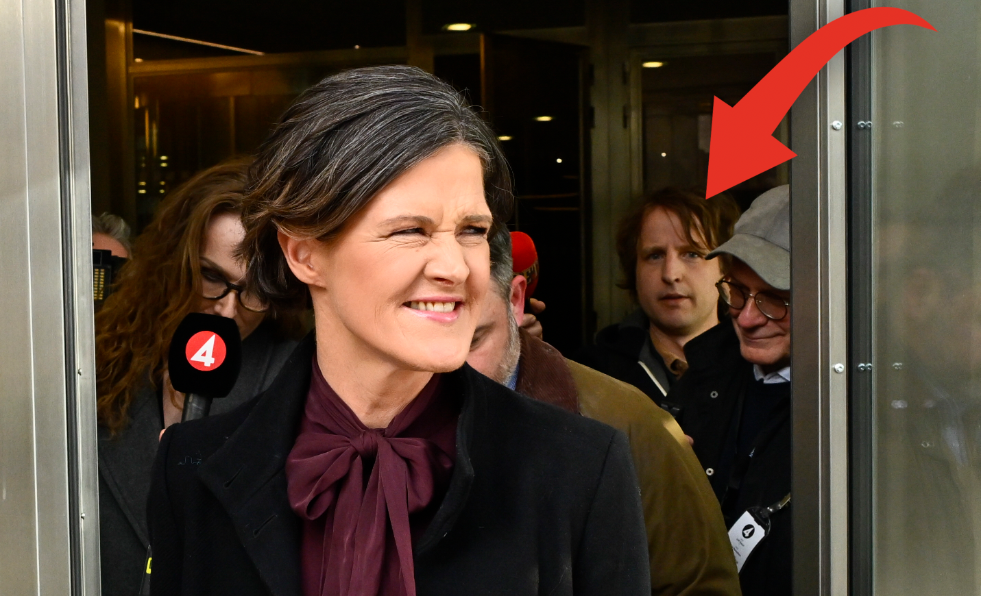 Inte heller i dag fick Aftonbladets reporter några svar. Anna Kinberg Batra valde att intervjuas i TV4. Olof Svensson väntade utanför – men fick inget svar. 