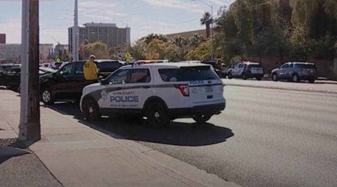 Polisen har ett stort antal patruller på plats utanför campuset.