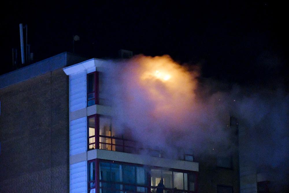 Det brinner på översta våningen i lägenhetshuset i Arlöv.