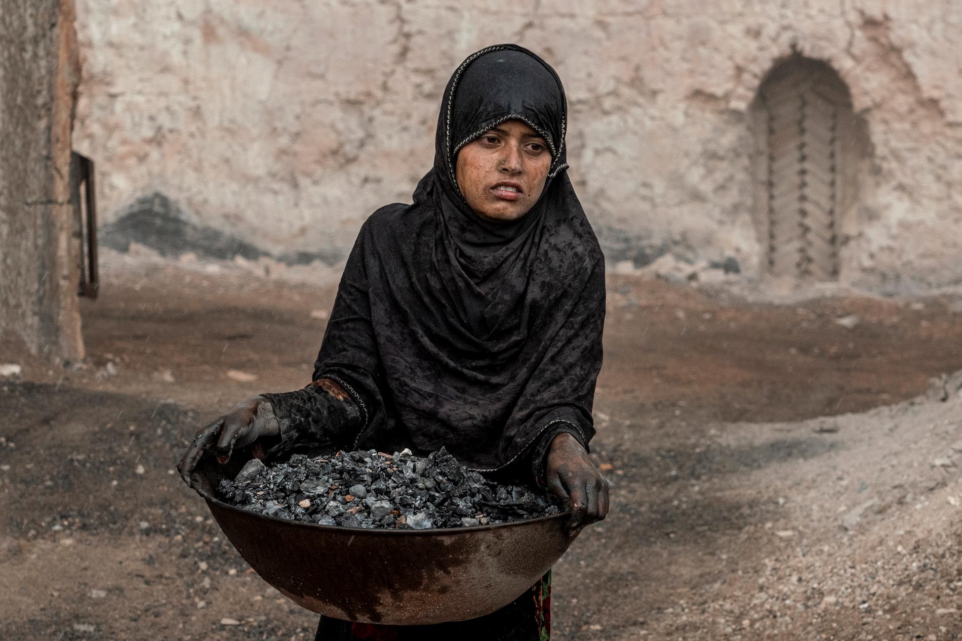 En 9-årig flicka i arbete i en tegelfabrik i utkanten av Kabul i Afghanistan. Sen landets ekonomi kollapsade efter talibanernas maktövertagande larmar biståndsorganisationer om att antalet afghanska barn som tvingas arbeta ökar.