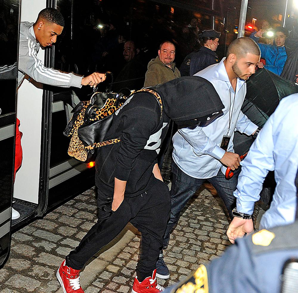 Konserten är slut. Justin Bieber hukar under en huva och tar sig blixtsnabbt från bussen in på hotellet. Strax bakom går kvinnan med de nitade stövlarna.