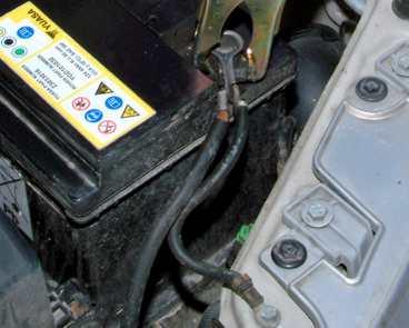 Dålig laddning av batteriet kan också bero på dålig jordning. Det är speciellt vanligt på nylackerade bilar – som ägs av extremputs-nördar samt rostiga rishögar – som ägs av anti-putsnördar. Lossa sladden, skrapa bort färgen/rosten och använd kopparpasta vid monteringen.