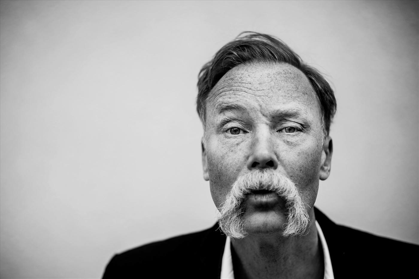 UKON, Ulf Karl Olov Nilsson (född 1965), är poet och psykoanalaytiker och har utkommit med ett flertal verk i olika genrer sedan debuten 1990. ”Jag är ingen mördare” är den första diktsamlingen sedan 2011.