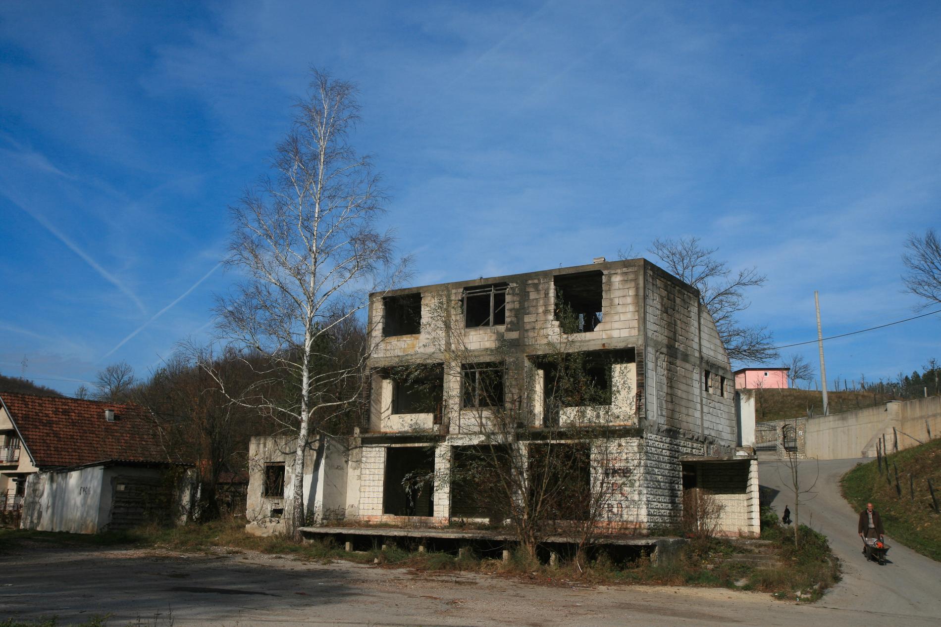 Vägen till Srebrenica är kantad av ruiner. Ibland brändes husen medan människorna var kvar i dem
