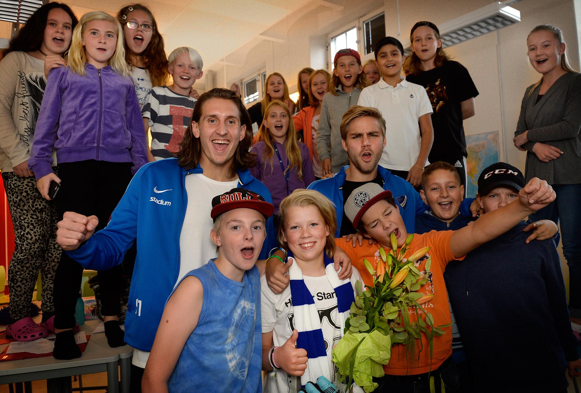 Hela klassen i Norrköping var med när Elias Arvidsson fick veta att han är Svenska Hjältars Barnhjälte 2015!