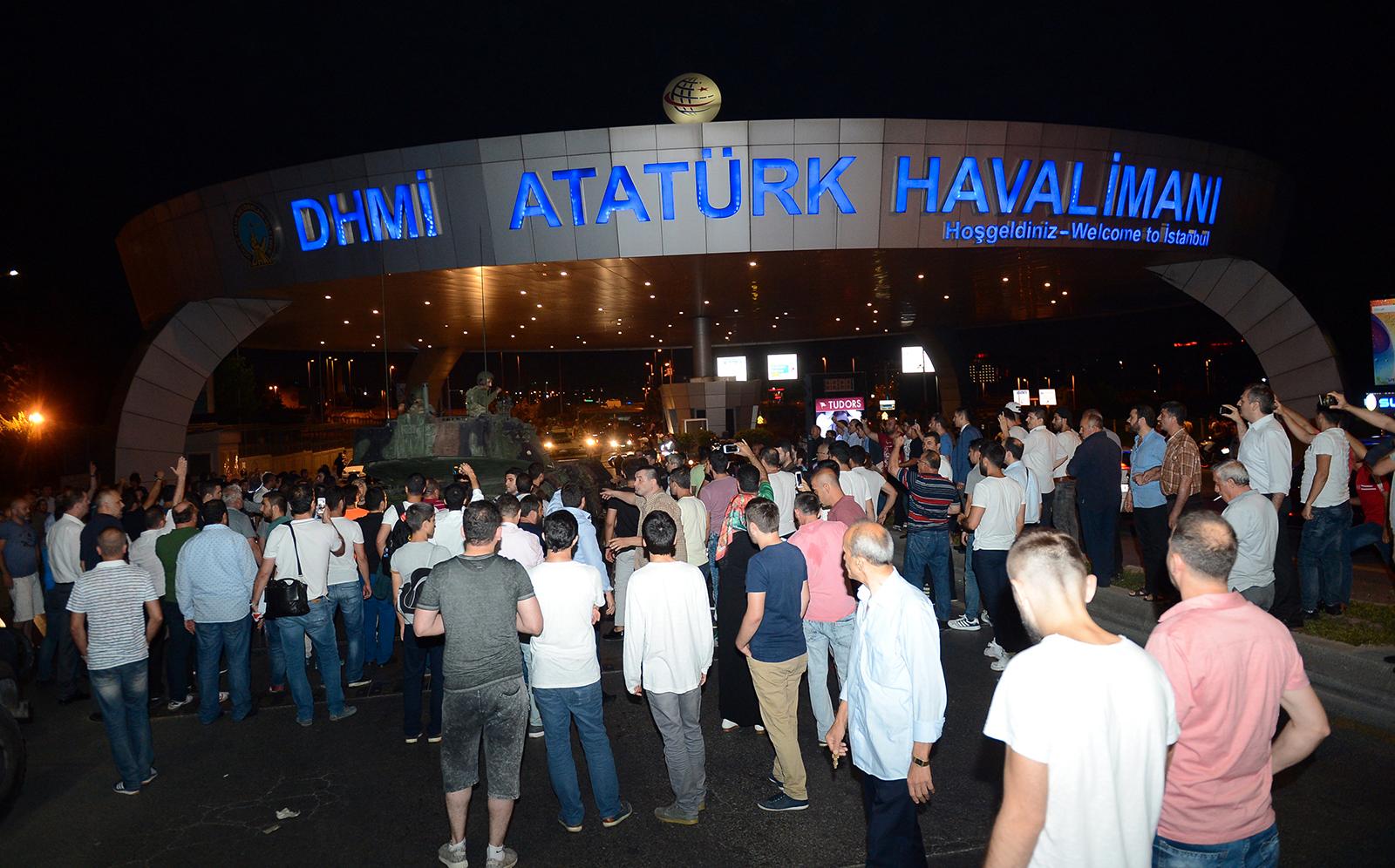 Turkiska medborgare har samlats på flera platser i landet, bland annat vid Istanbuls flygplats Ataturk för att protestera mot militärkuppen.