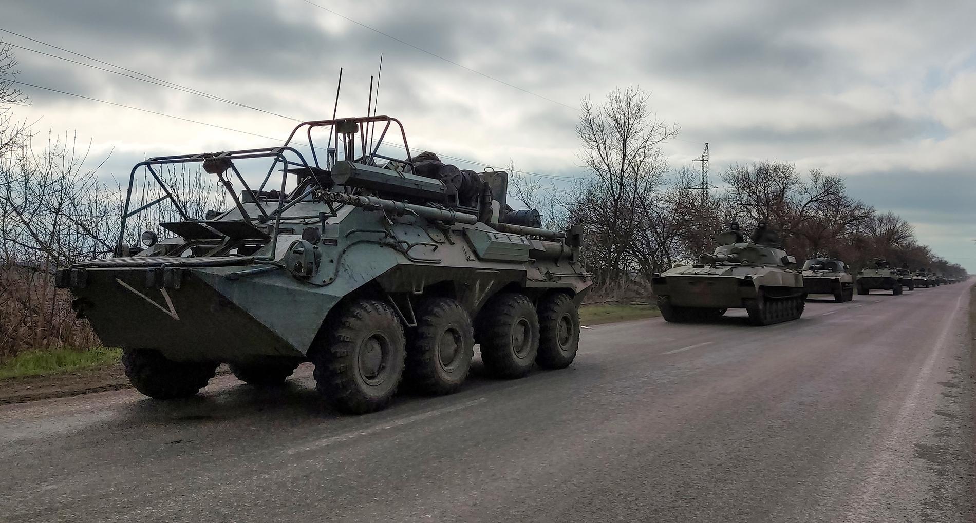 Ryska militärfordon i utkanten av Mariupol.