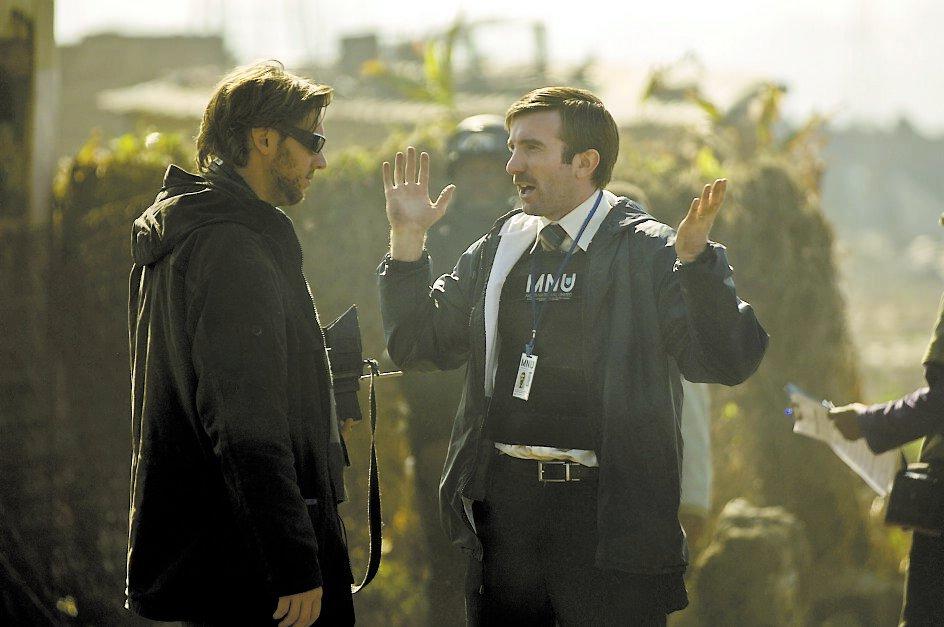 Regissören Neill Blomkamp och Sharlto Copley under inspelningen av ”District 9”.