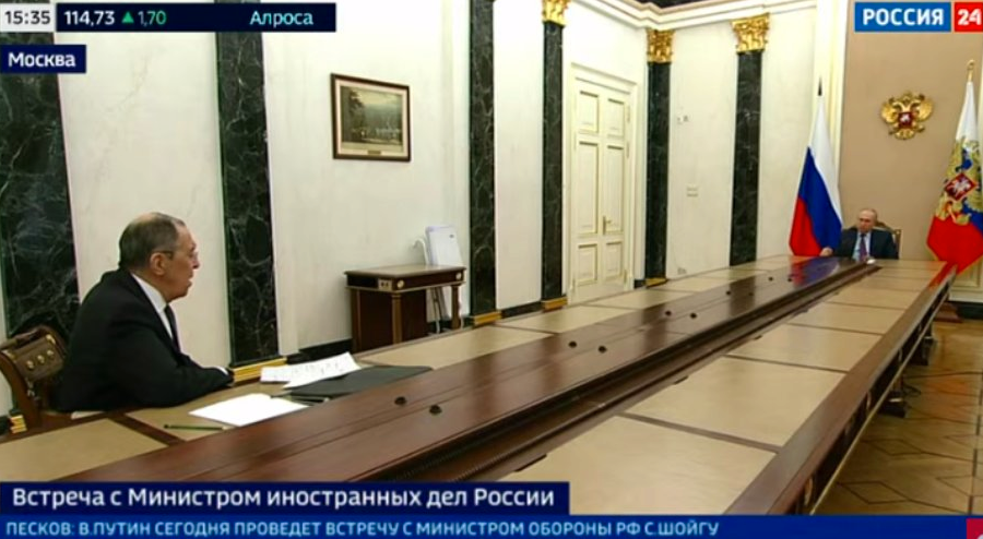 Vladimir Putin träffade utrikesminister Sergei Lavrov på behörigt avstånd på måndagen.