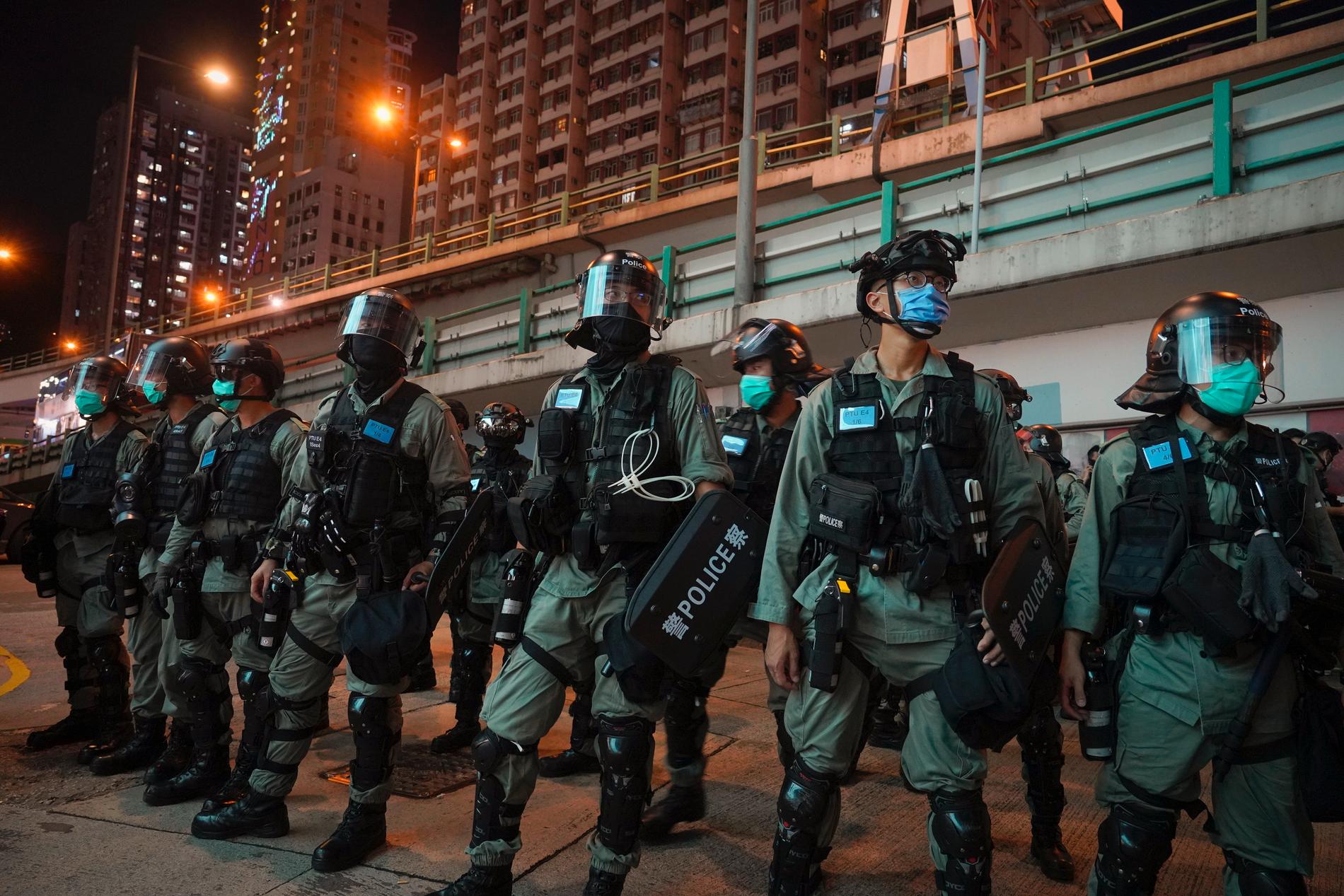 Kravallpolis på vakt efter att ha tryckt tillbaka demonstranter under onsdagens protester mot den nya säkerhetslagen för Hongkong, som kritiker befarar innebär slutet på områdets särskilda status.