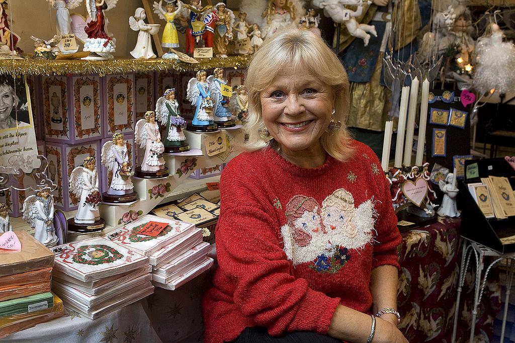 2007: Christina Schollin är känd för sitt stora intresse för änglar. Hon drev en egen butik fylld av just änglar i över 20 år. Butiken slog igen 2016.