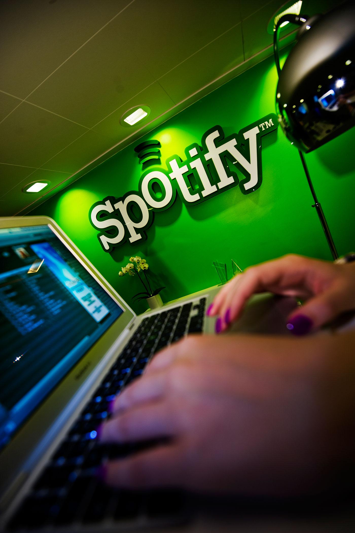 Den nya tjänsten kan bli ett hot mot svenska musikstreamingtjänsten Spotify, som har 24 miljoner användare runt om i världen.