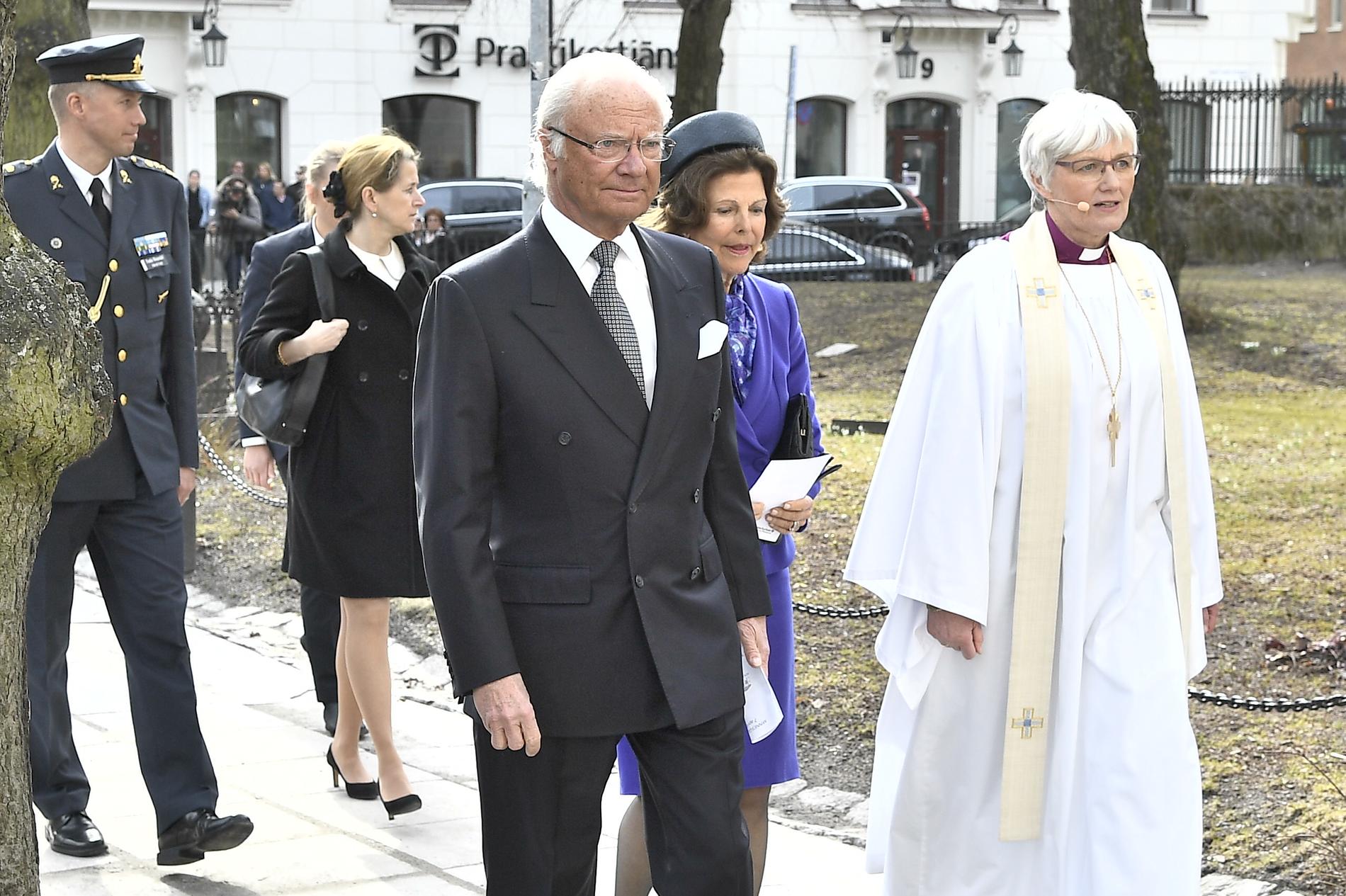 Kungen och drottningen på plats utanför Adolf Fredriks kyrka. Här tillsammans med ärkebiskop Antje Jackelén.