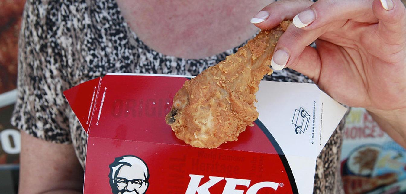 Kvinnan var inte alls nöjd med sitt kycklingmål från Kentucky fried chicken.