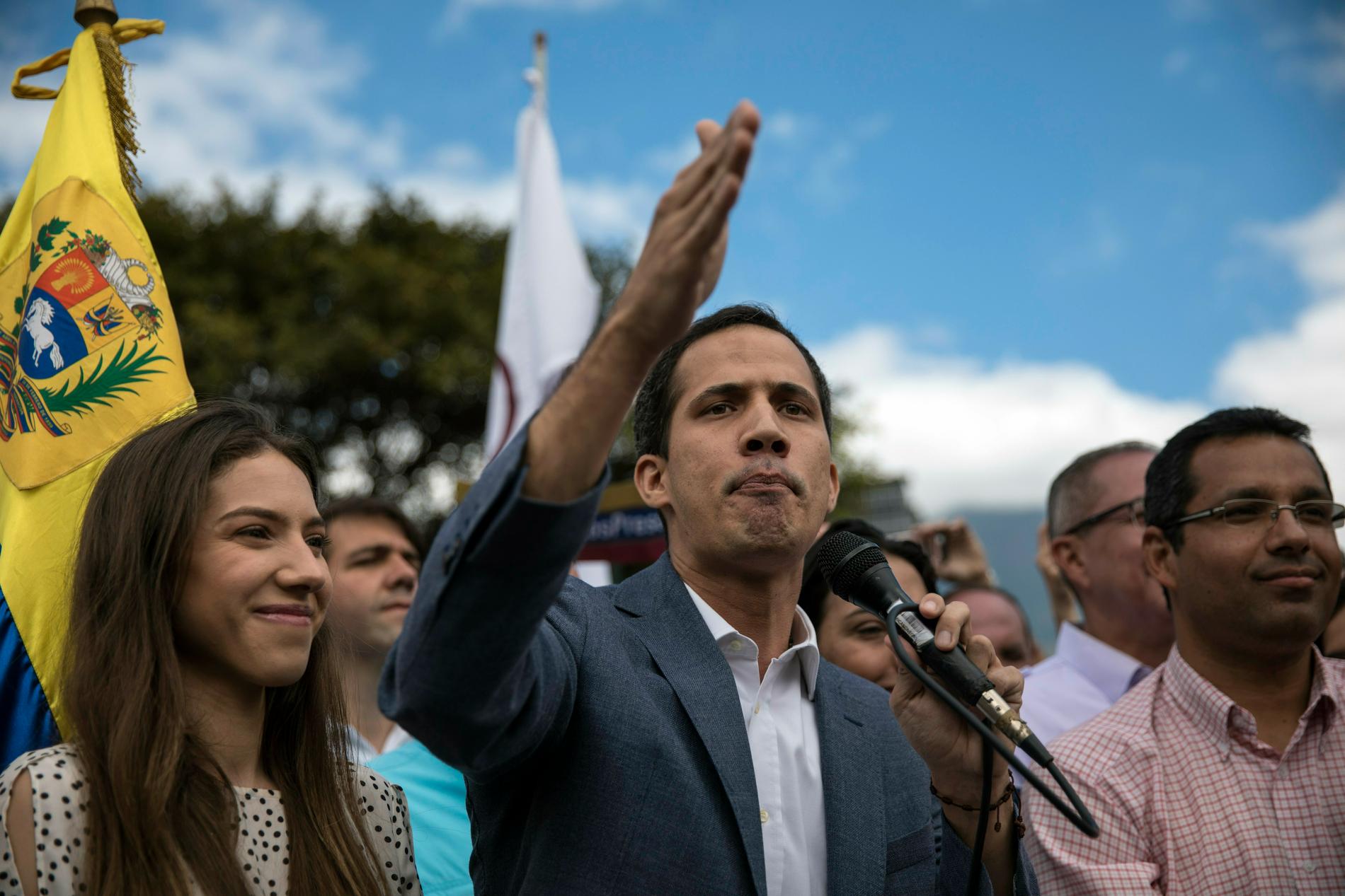 Juan Guaidó talar inför sina anhängare på lördagen. Till vänster syns hans fru Fabiana Rosales, som också är politiskt engagerad.