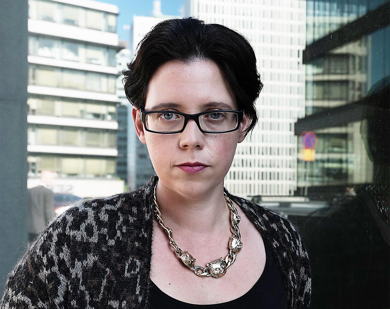Elise Karlsson (född 1981) är författare och kritiker. ”Linjen” är hennes tredje roman. Foto: SARA MAC KAY