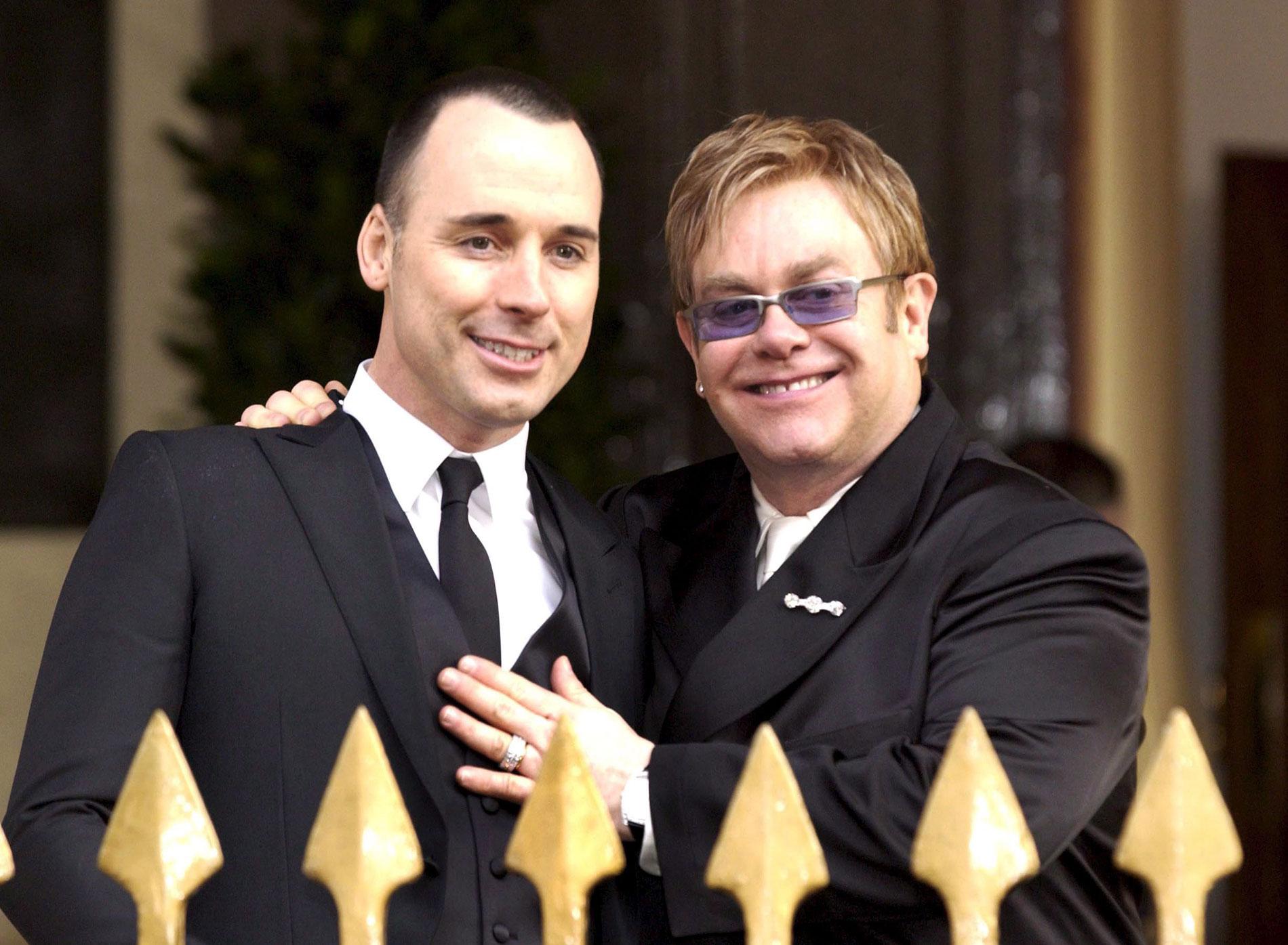 Sir Elton John och partnern David Furnish efter partnerskapsceremonin i Guildhall Windsor i Berkshire i västra London 21 December 2005.
