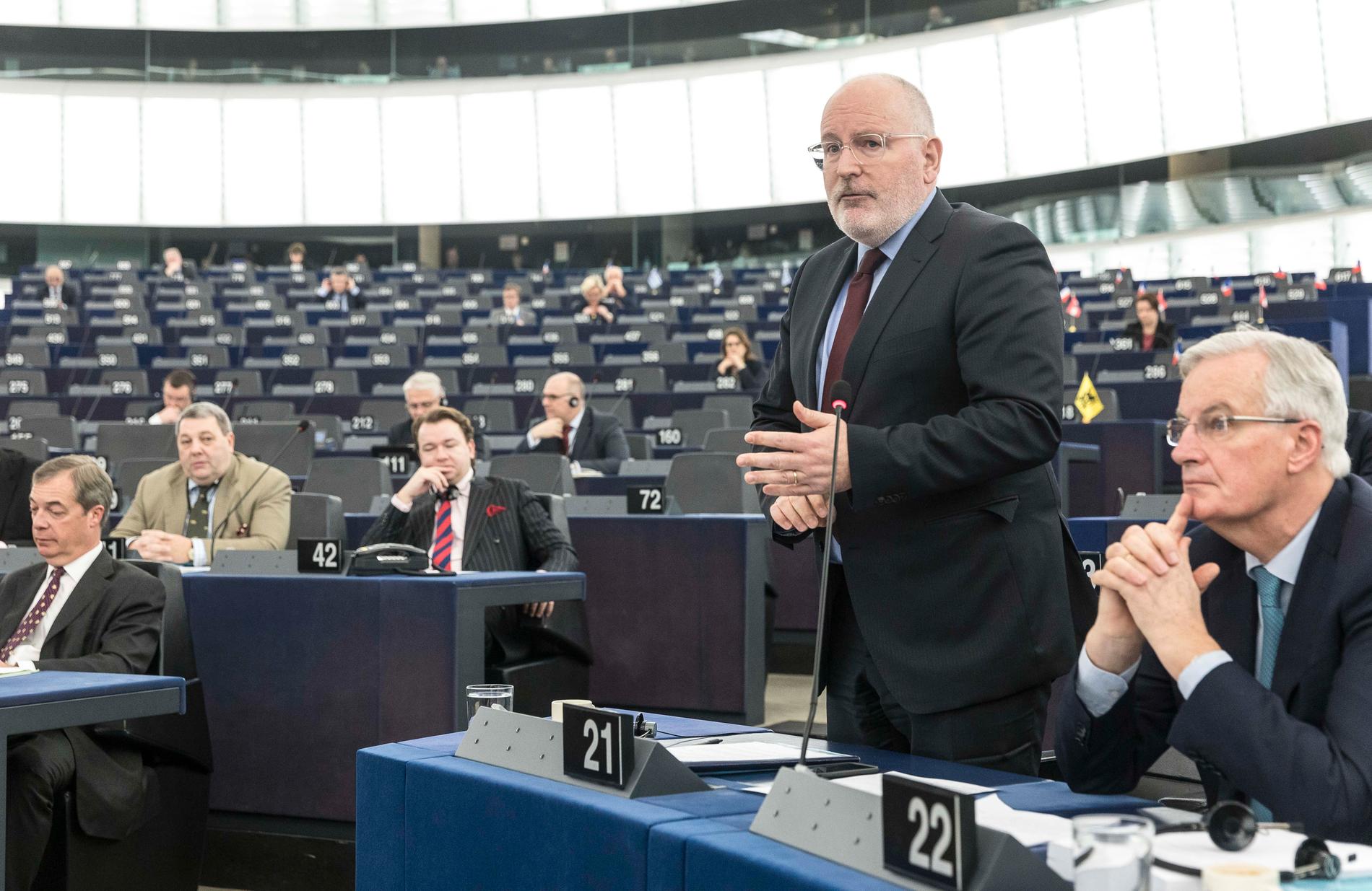 EU-kommissionens förste viceordförande Frans Timmermans står upp och talar om brexit inför EU-parlamentet i Strasbourg.