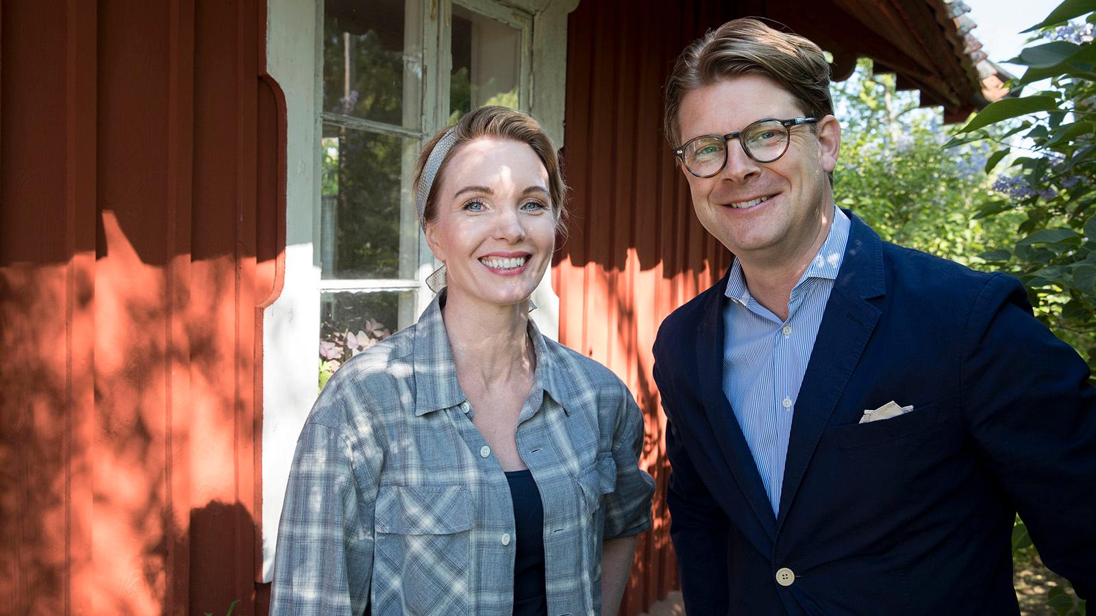 Byggnadsantikvarie Erika Åberg och antikexpert Rickard Thunér I ”Det sitter i väggarna”.