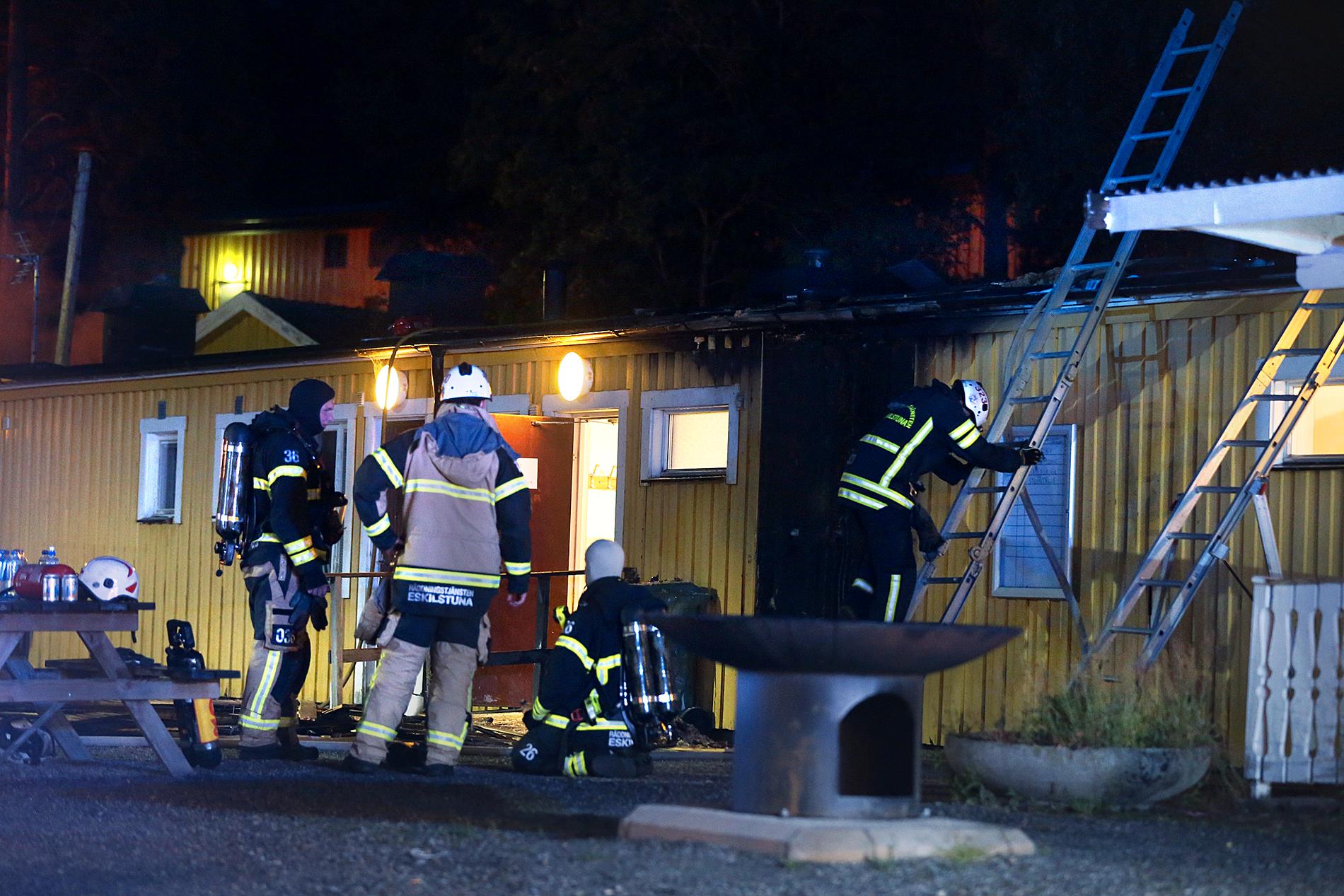 Det brann på flera platser kring Eskilstuna natten mot måndag. Polisen misstänker att bränderna är anlagda.