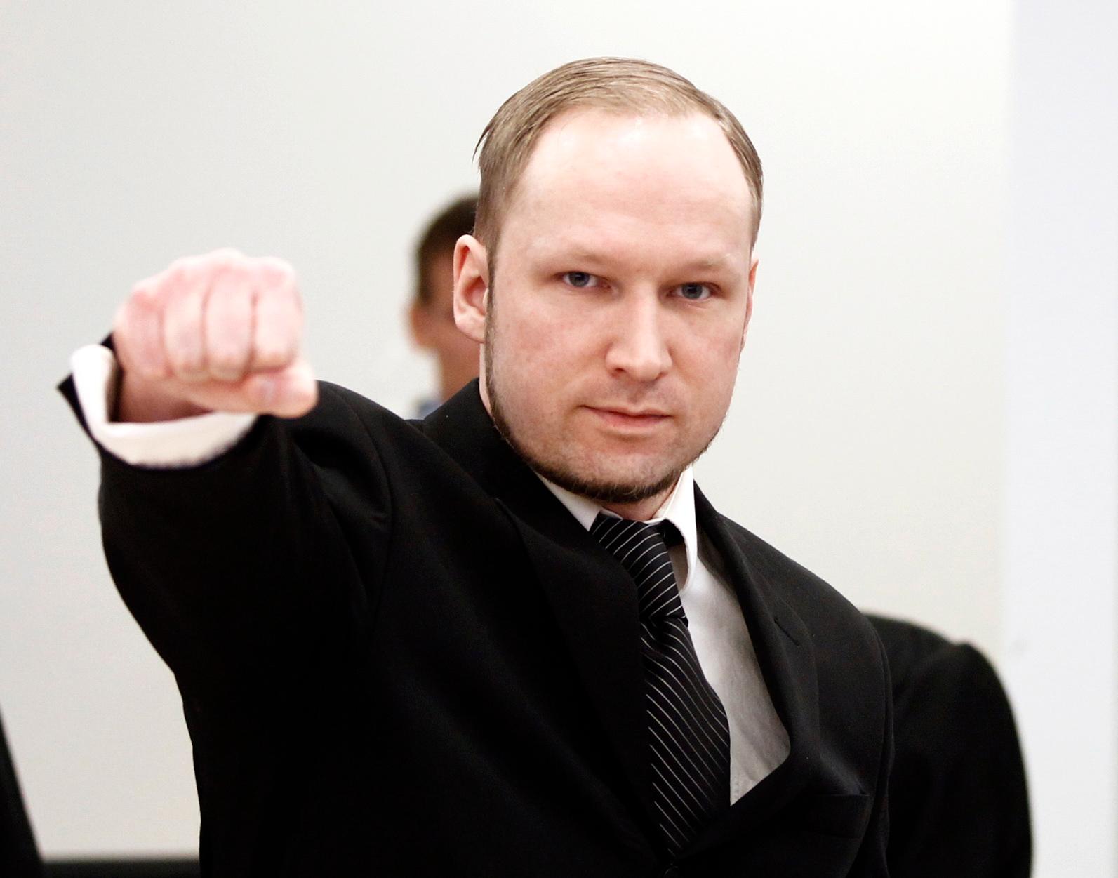 Under de första dagarna av rättegången gjorde Breivik en högerextrem hälsning när han kom in i rättssalen. Senare slutade han med det efter att de anhöriga tagit illa vid sig.