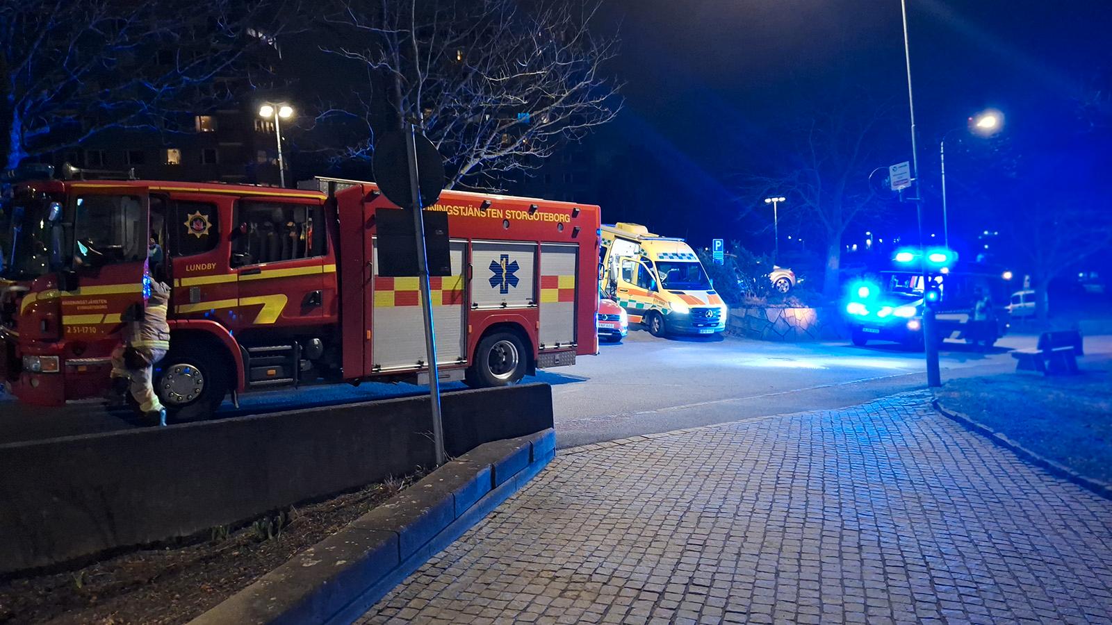 Polis och räddningstjänst på plats i Frölunda där två explosioner inträffade direkt efter varandra.