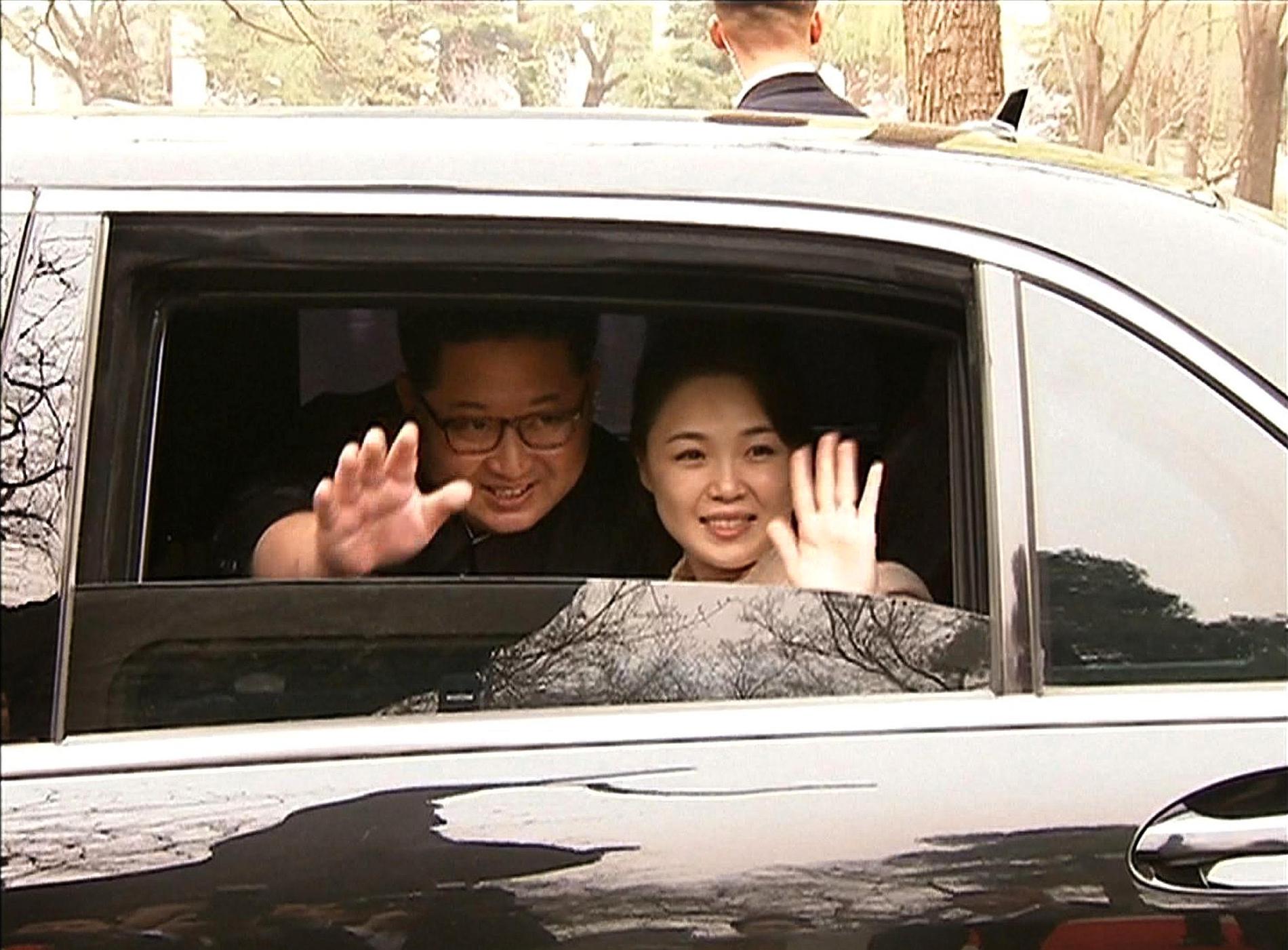 Kim Jong-un och Ri Sol-Ju vinkade adjö från bilen som tog dem till Nordkoreas mytomspunna pansartåg för hemfärd.