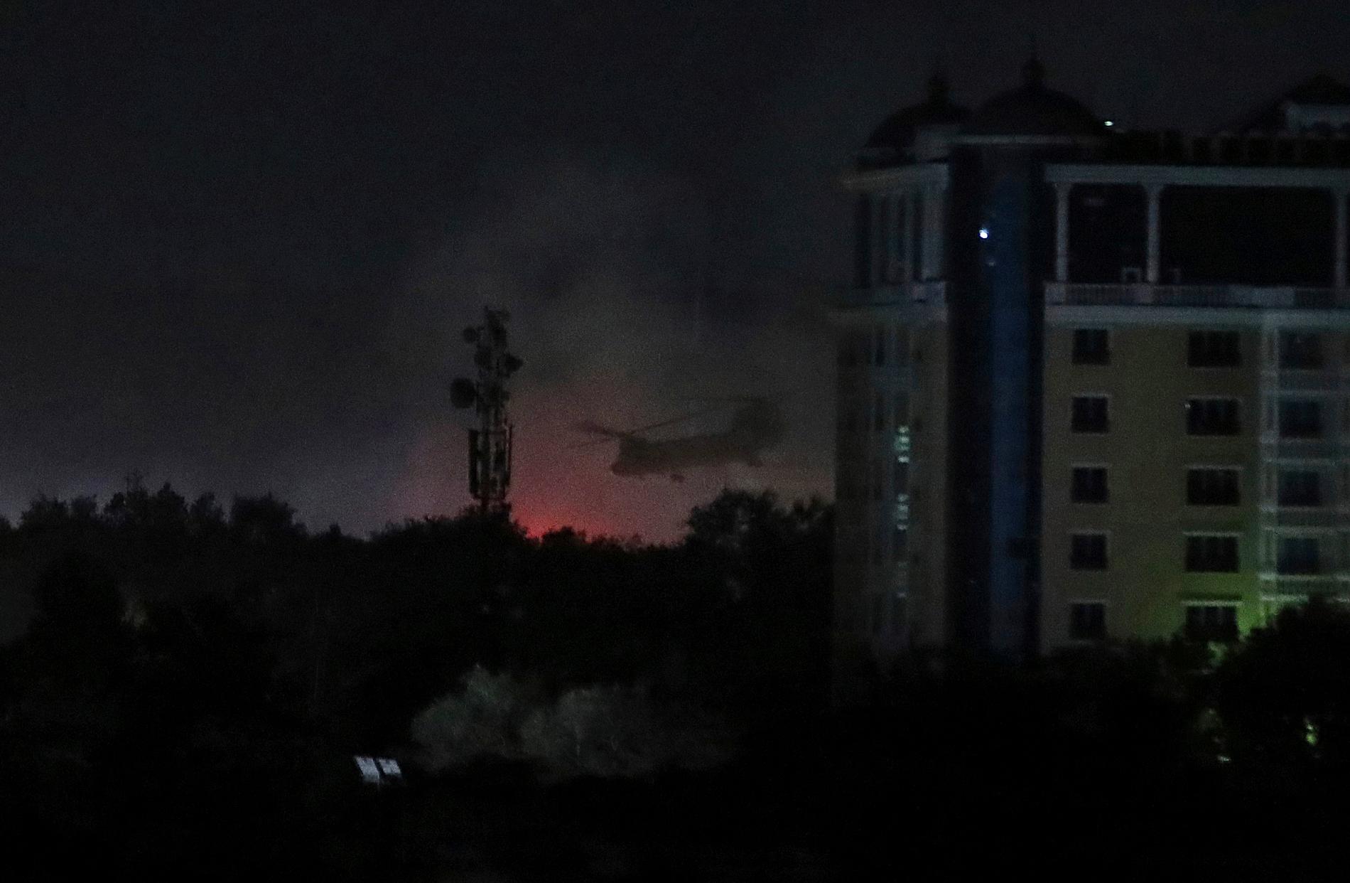 En amerikansk Chinookghelikopter syns vid amerikanska ambassaden i Kabul. 