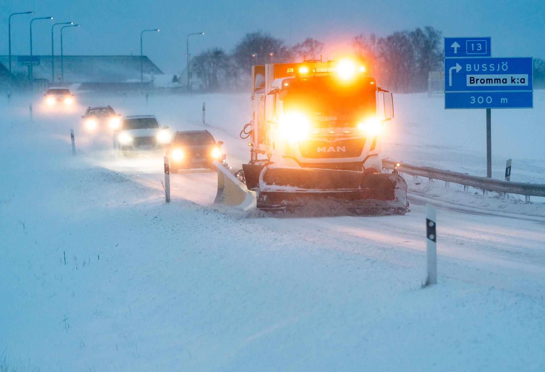 En plogbil på riksväg 13 mellan Ystad och Sövestad i det kraftiga snödrevet i Skåne i söndags. Flera olyckor har rapporterats på grund av snödrev i Skåne under söndagen och måndagen.