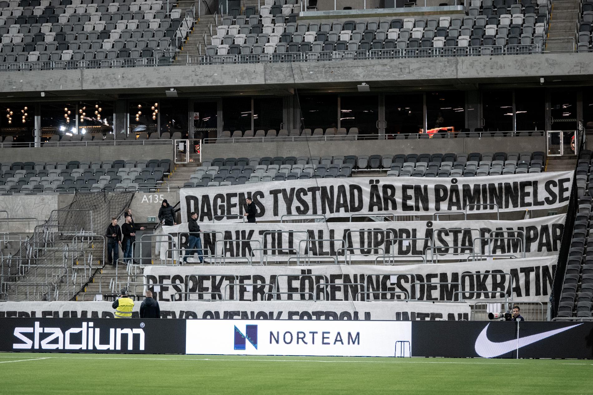 AIK-fansens banderoll mot BP. 
