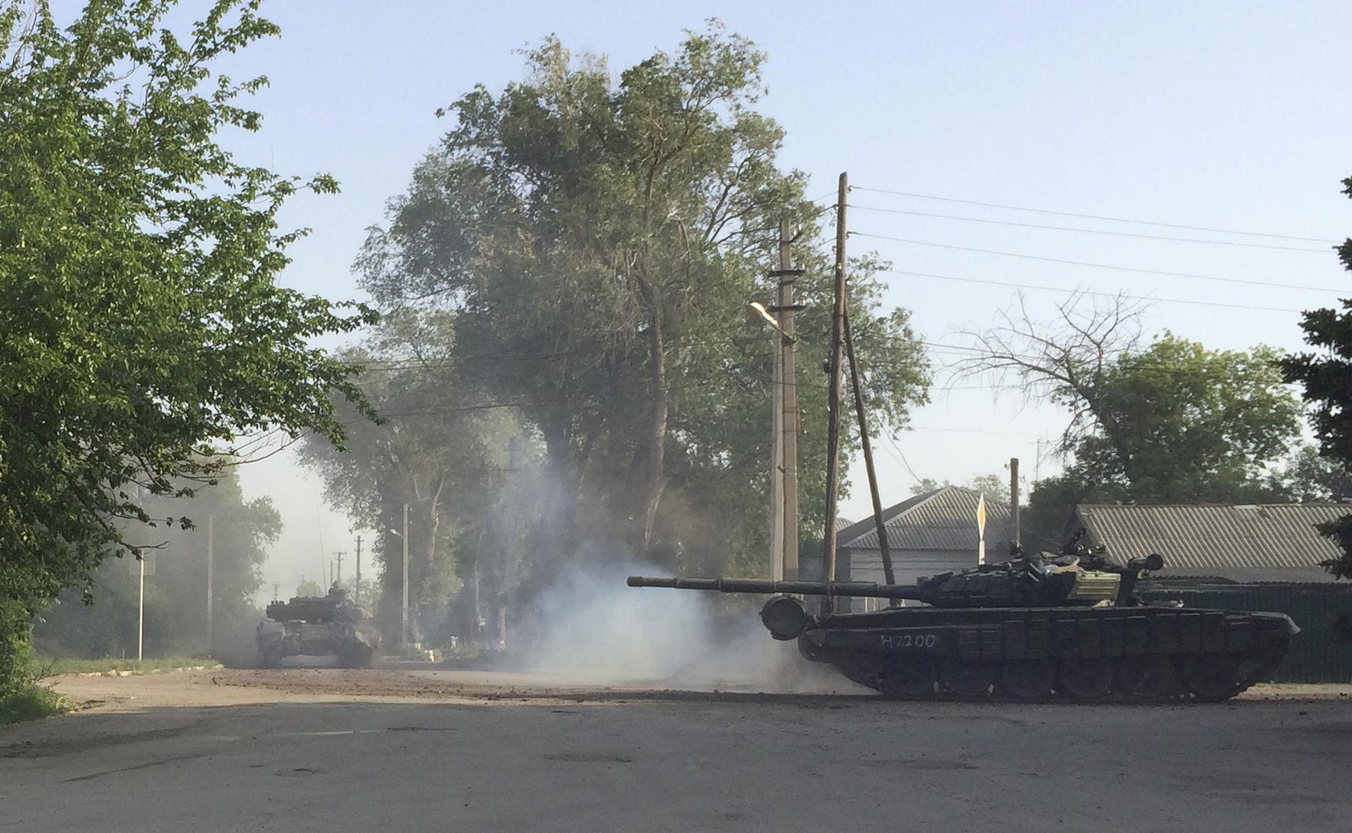 Rysk upprustning med bland annat stridsvagnar pågår nära den ukrainska gränsen, rapporterar Reuters.