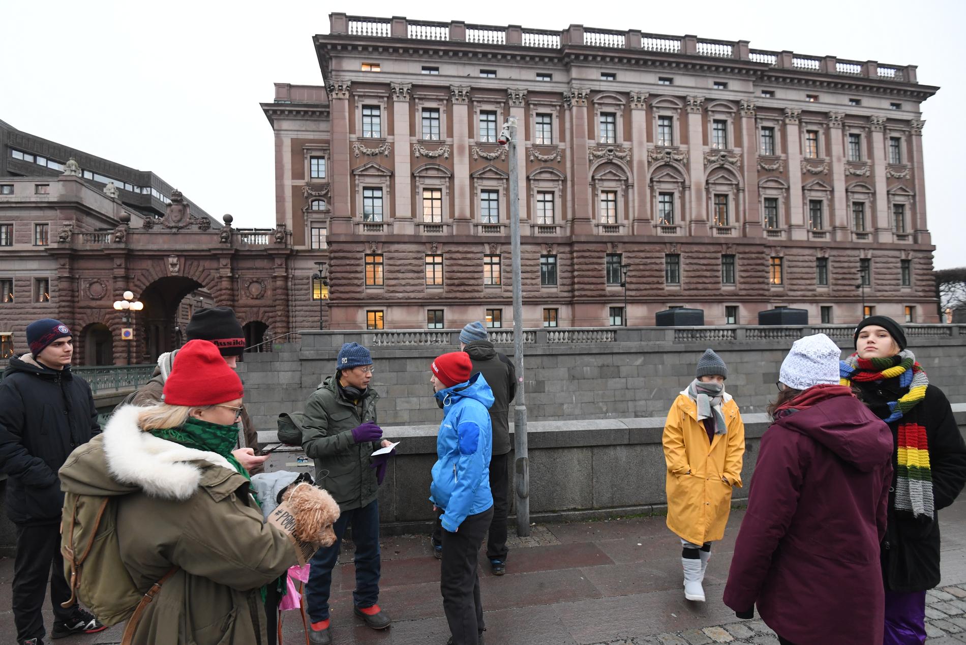 Greta Thunberg strejkar utanför riksdagshuset i Stockolm.