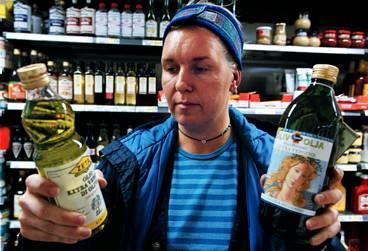 orolig för barnen I matbutiken ställer Ann-Marie Julin tillbaka flaskorna med olivolja i hyllan. "Det är klart, man blir ju orolig för sina barn. Nu får jag sätta mig in i vilka oljor som innehåller det här ämnet. Det är tur att vi har en kontroll som funkar och slår larm här i Sverige", säger hon.
