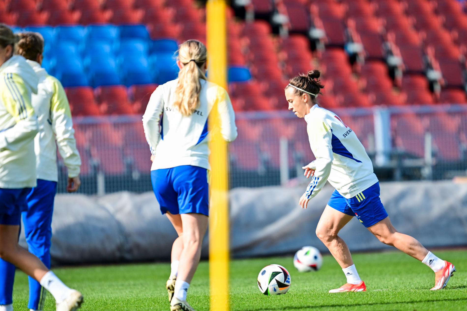Julia Zigiotti Olme under fotbollslandslagets träning på Nya Ullevi på söndagen, två dagar före EM-kvalmatchen mot Frankrike i Göteborg.