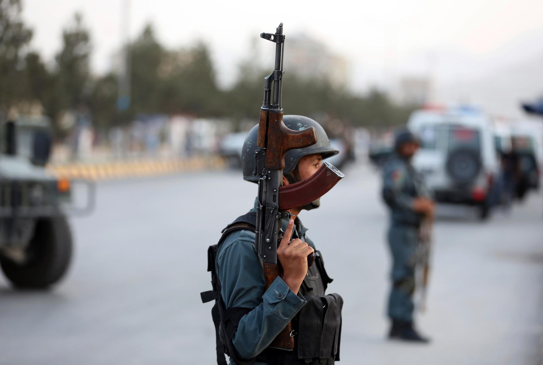 Säkerhetspersonal i närheten av området i Kabul där omkring 20 personer dödades i en explosion på söndagen.