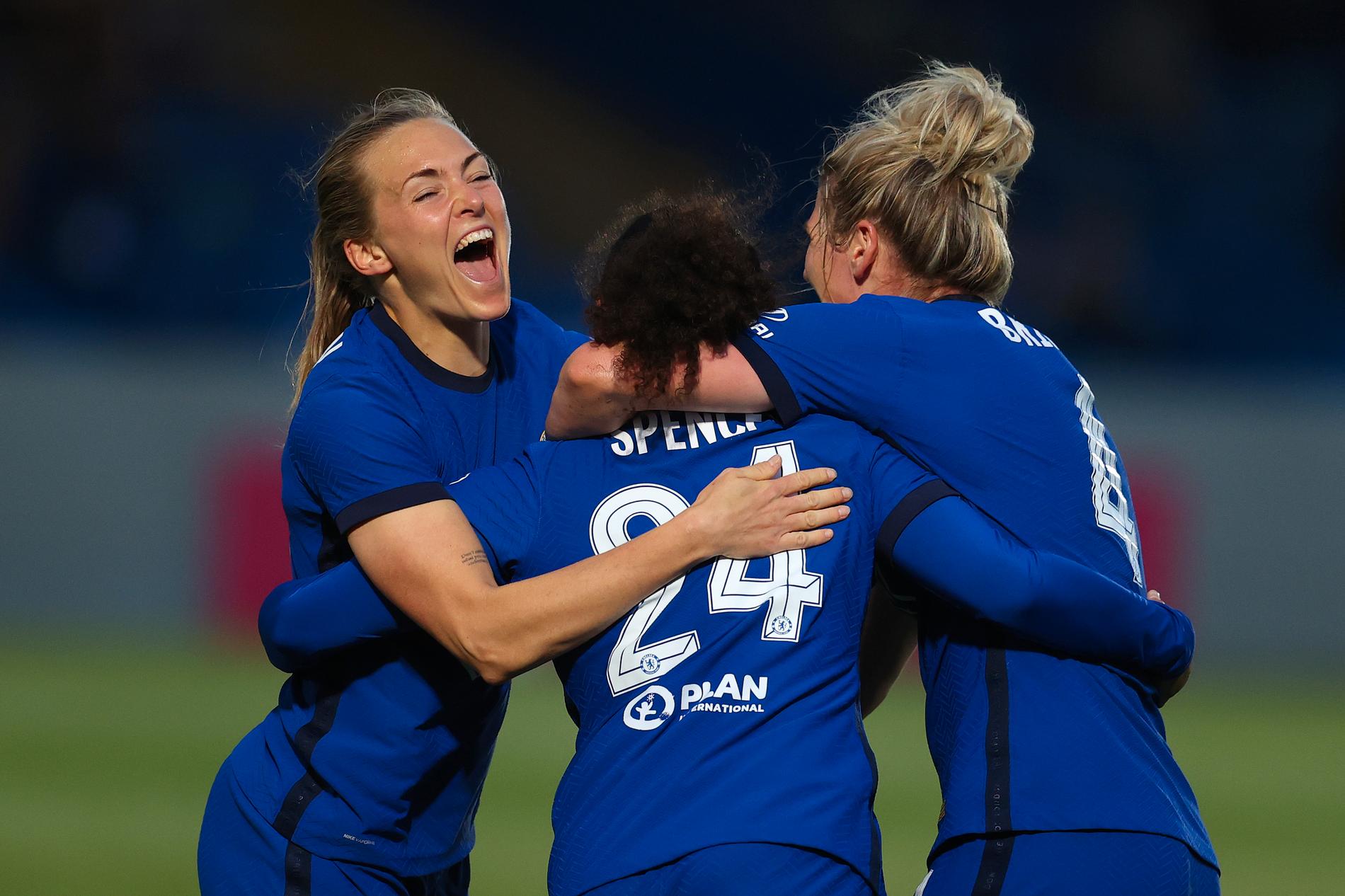 Magdalena Eriksson firar mål med lagkamrater från Chelsea.