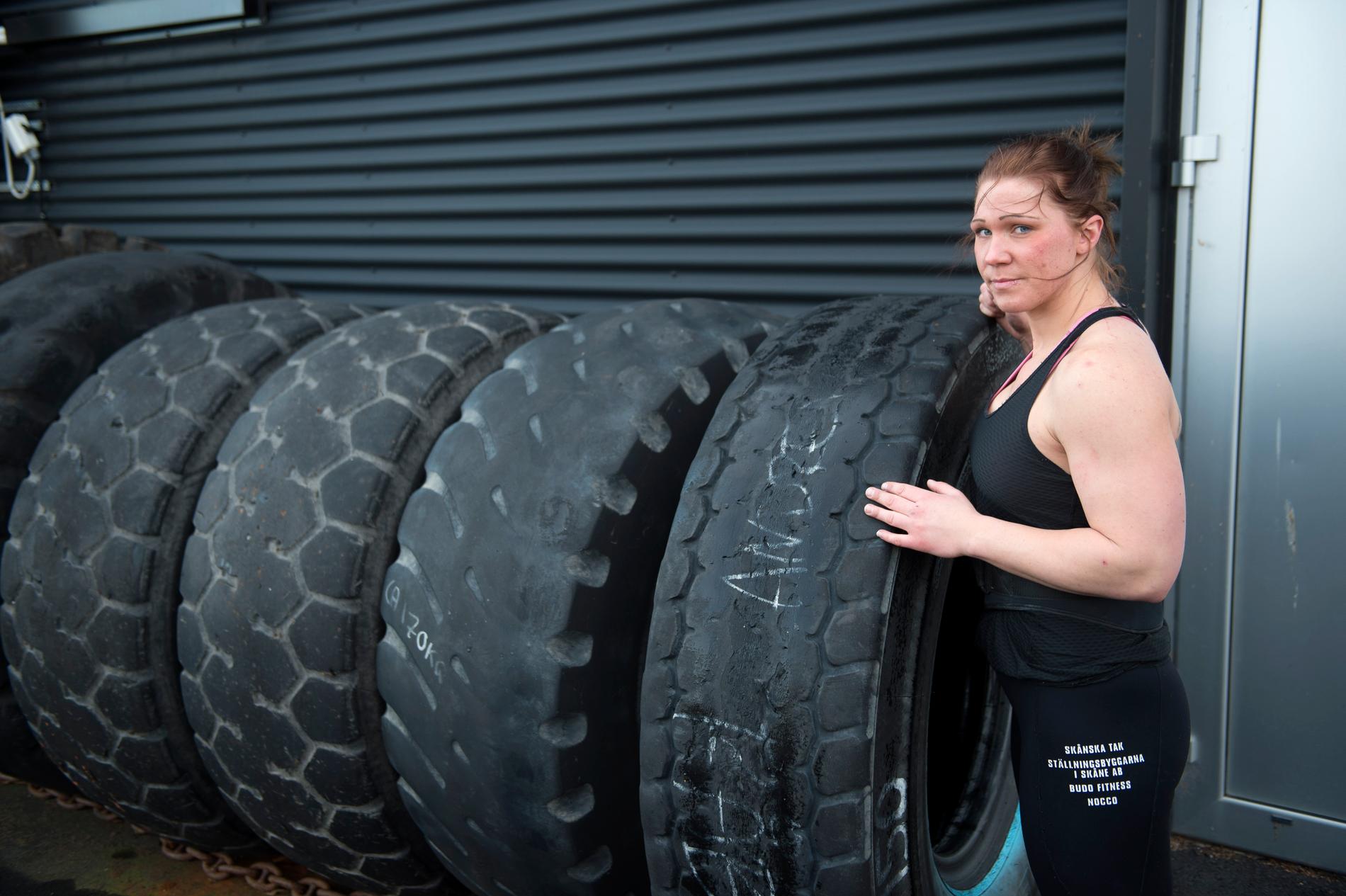Välta enorma däck är ett av tävlingsmomenten. Martina Andersson inför EM-tävlingarna i Strongwoman i London 2016.