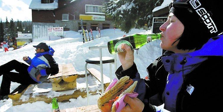 PÅFYLLNING I raststugan vid gondolstationen Aleko får man en korv med bröd och tomat- och löksås samt en flaska öl för cirka 20 kronor.