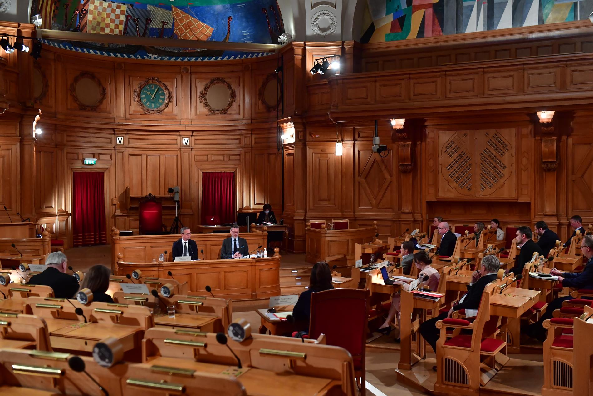 Konstitutionsutskottet i riksdagens första kammarsal. Här utfrågas Mikael Damberg.