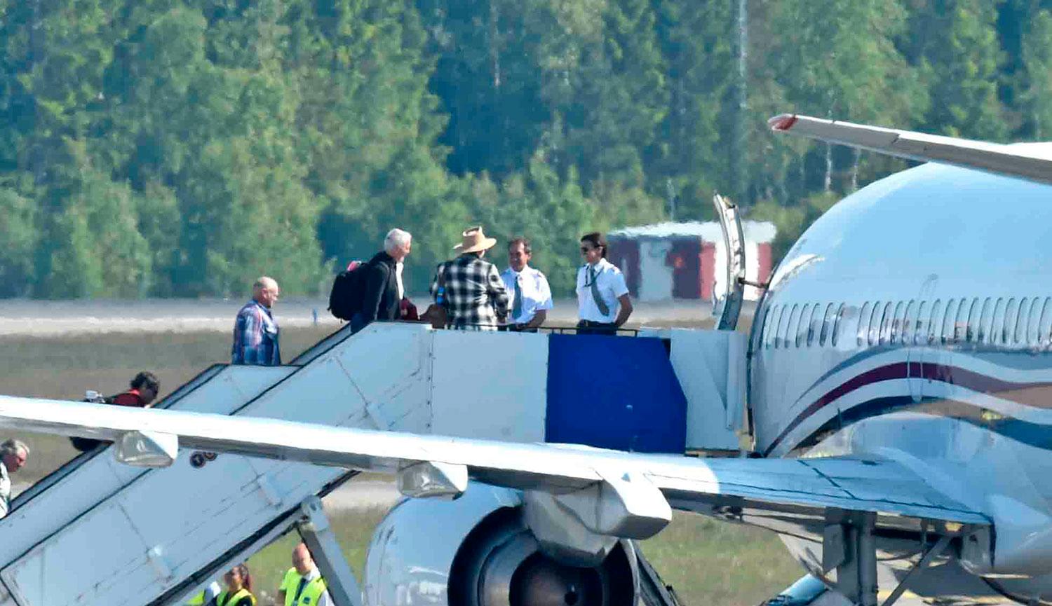 Johnny Depp hälsar på piloten innan han går ombord på planet på Arlanda.