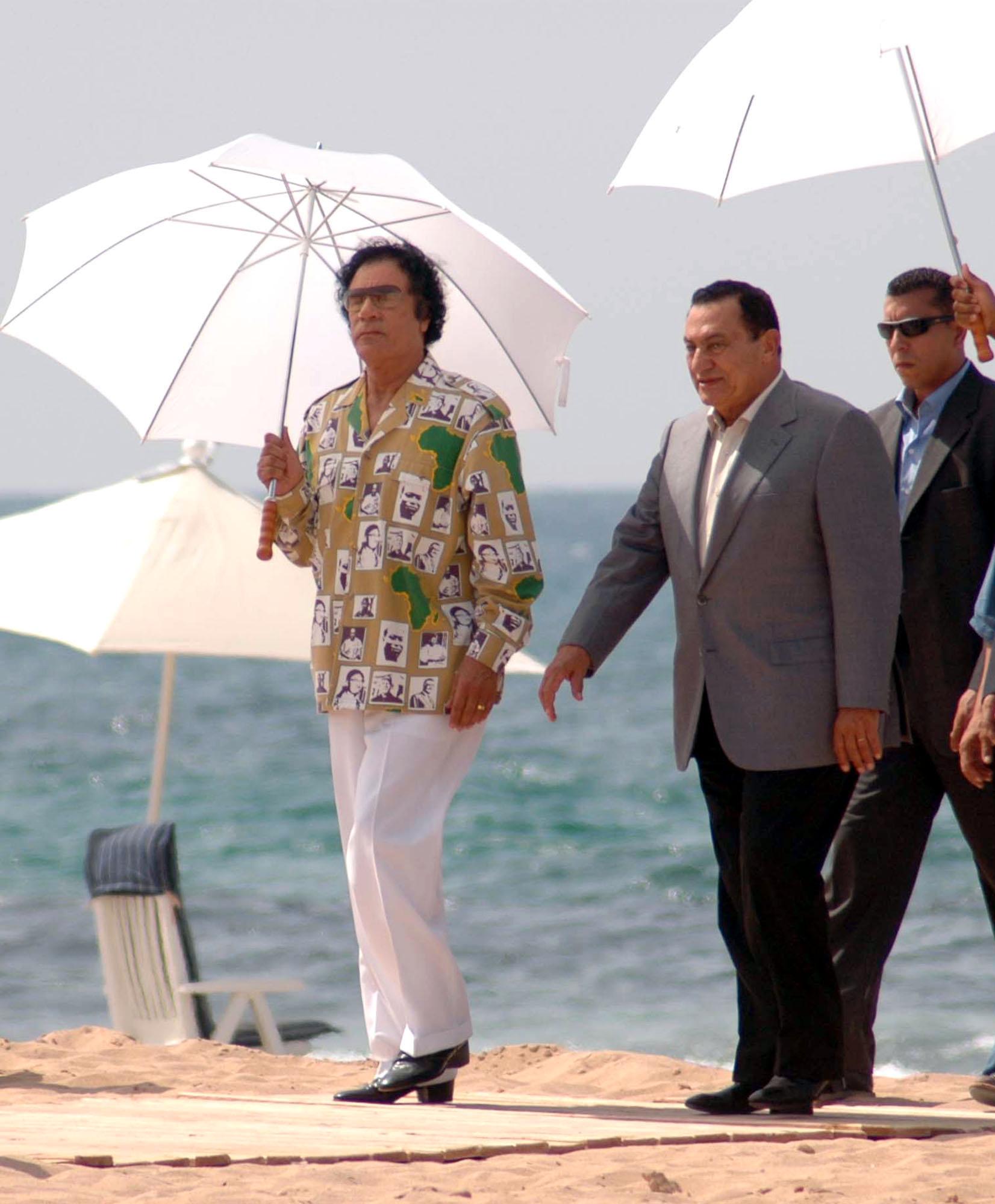 Muammar Gaddafi och Egyptens president Hosni Mubarak i Sirte, Libyen, 2005.