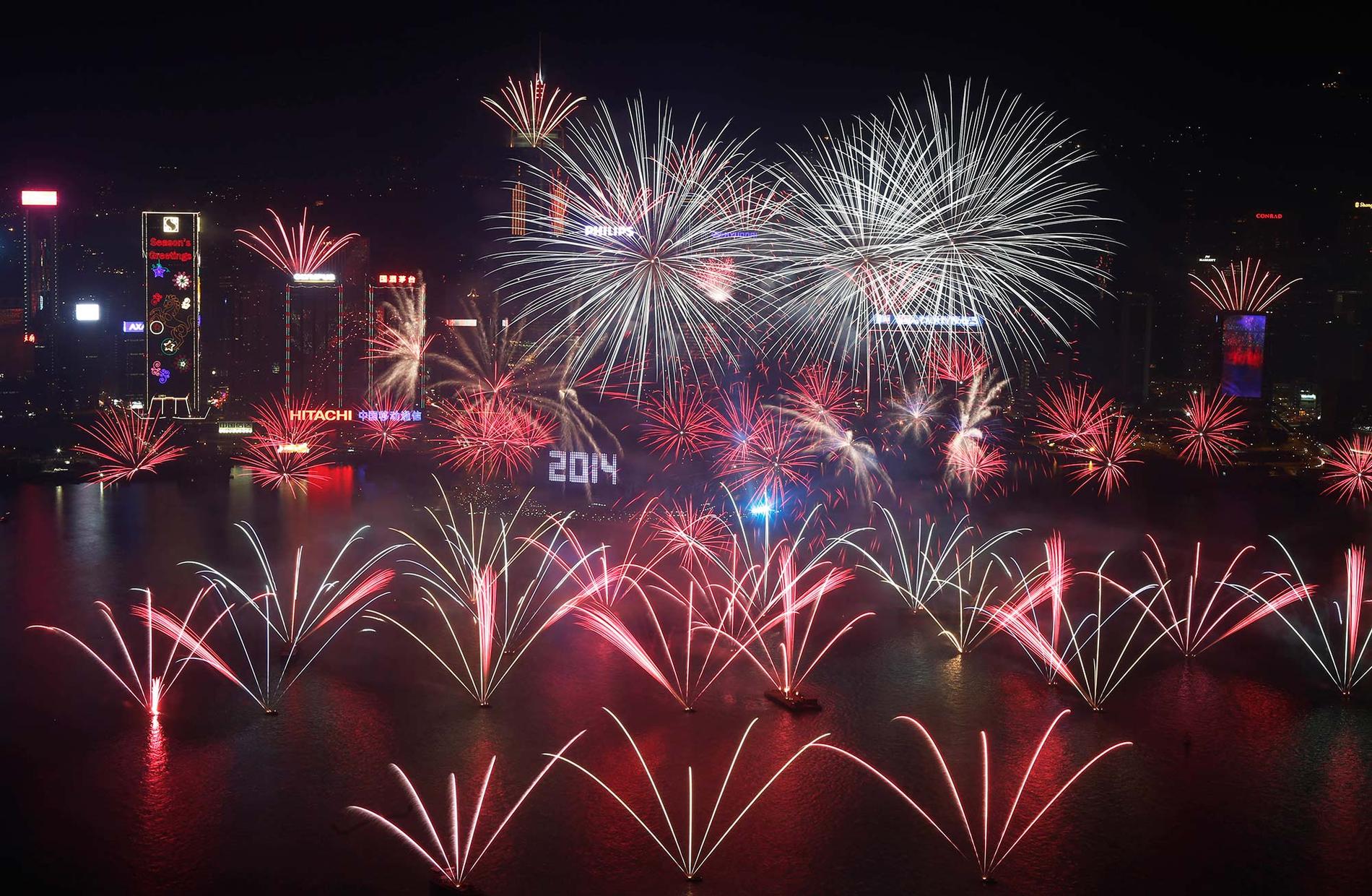 Victoriahamnen i Hongkong bjuder på spektakulär pyromusikal vid tolvslaget.