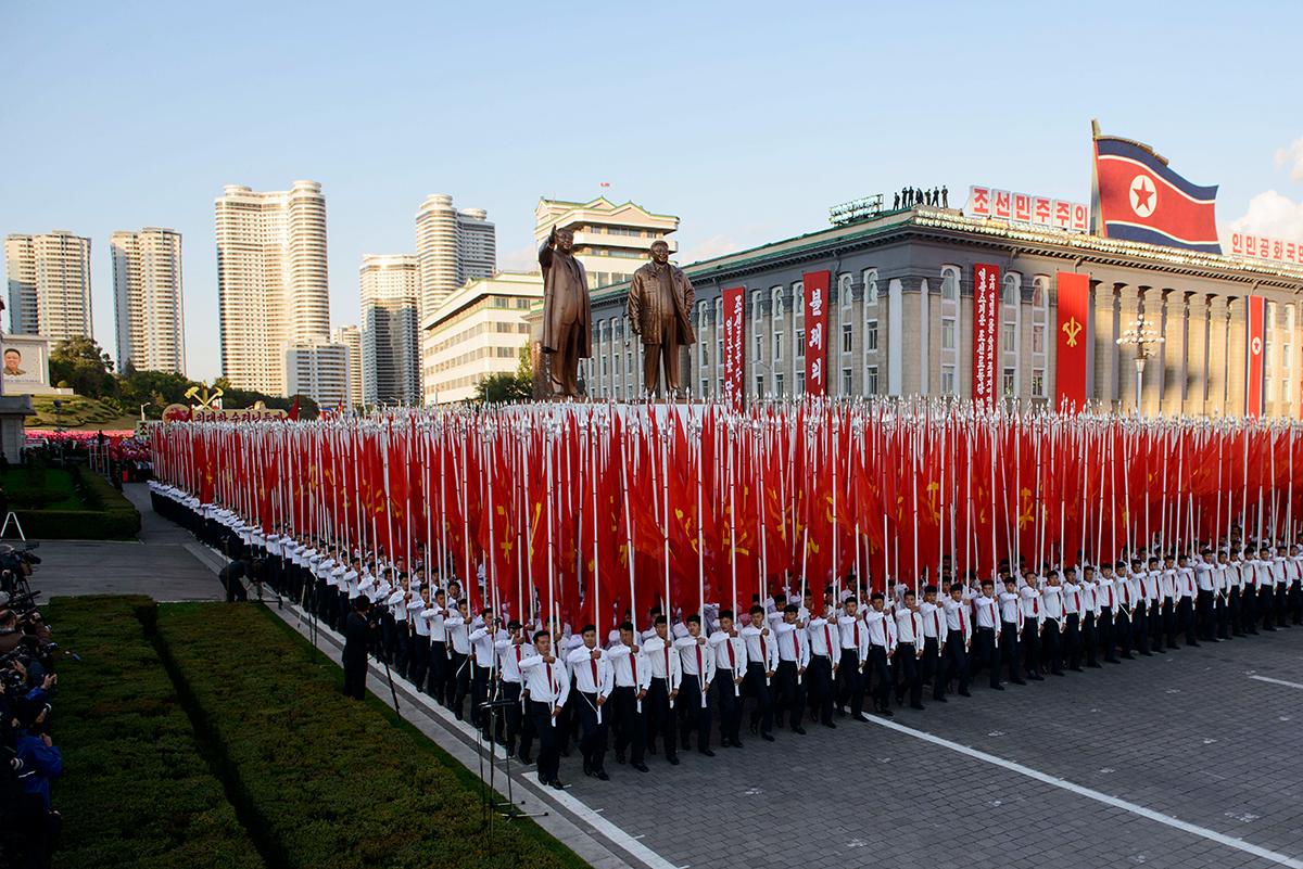 Flaggparaden paserar Kim Il-Sungs torg.