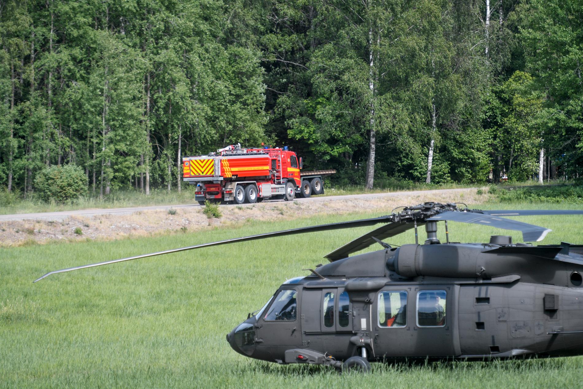 Helikopter och brandbil i Broddbo utanför Sala. Bild från tidigare i veckan.