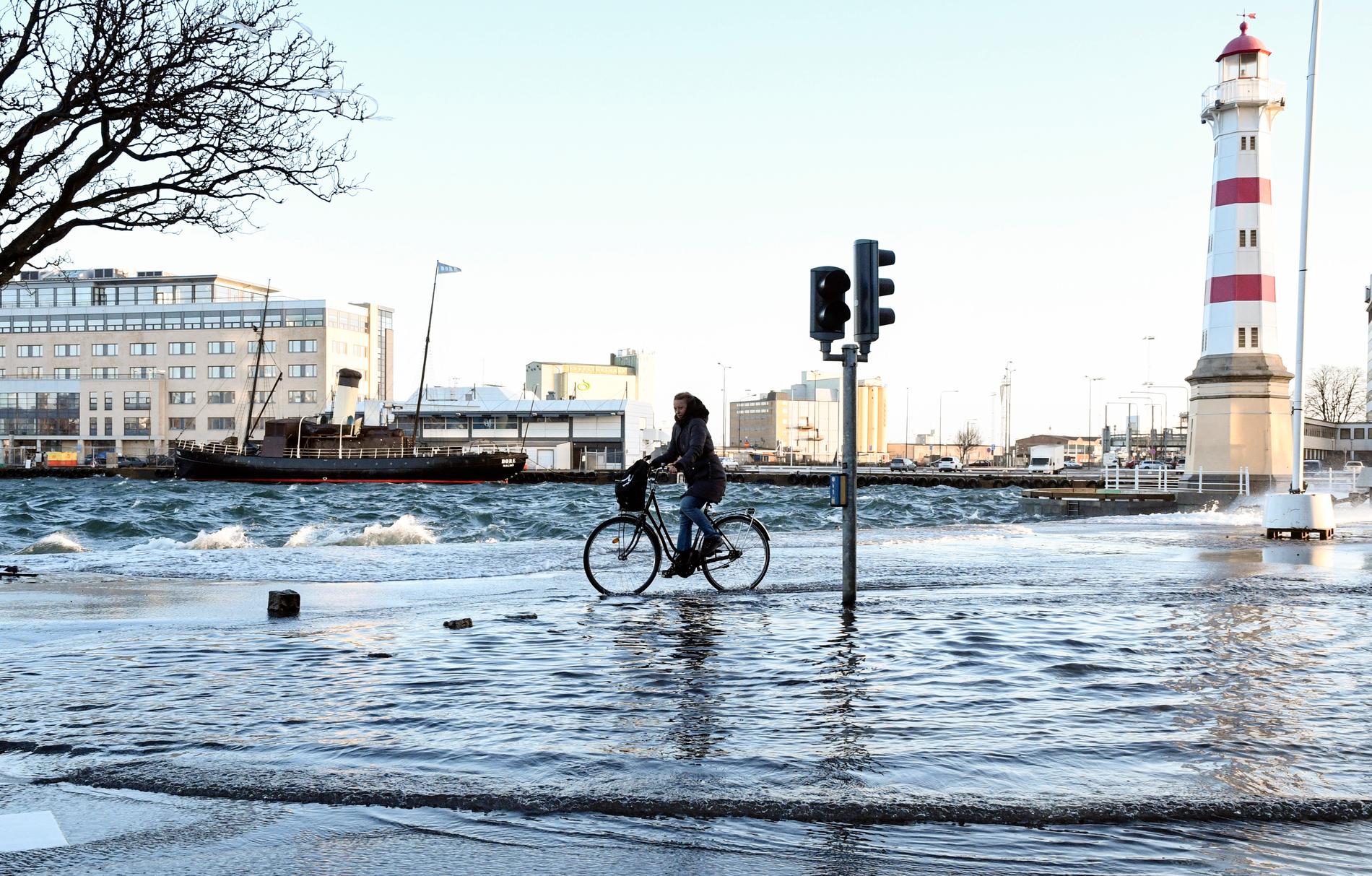 MALMÖ 2016-12-27 En cyklist trampar sig genom Öresunds vågor som svämmar över vägen mellan Universitetsbron och Klaffbron i kölvattnet efter stormen Urd. 