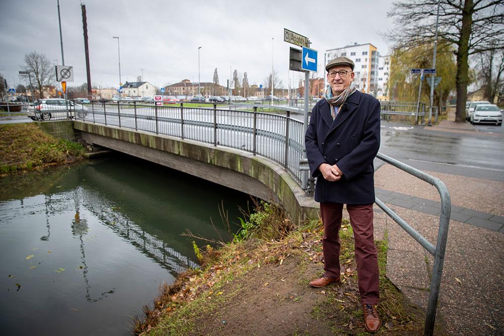 Vid den här bron cyklade Lars Sjövall ner i vattnet med sin trehjuling 1945. 74 år senare har han äntligen fått träffa sin okända livräddare Kjell Nilsson. 